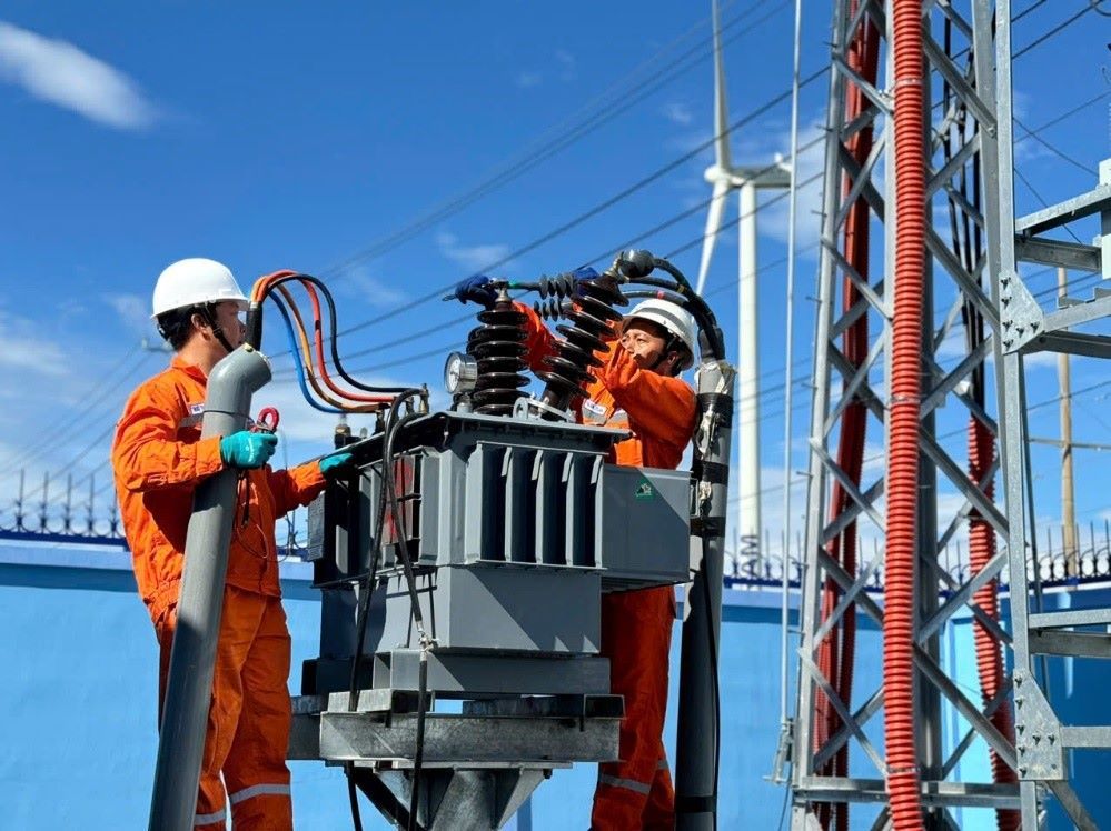 Kiem tra cac hang muc cuoi cung truoc khi dong dien Cong trinh Tram bien ap 110kV khu cong nghiep Du Long va duong day dau noi, tinh Ninh Thuan. Anh: EVNSPC cung cap.  