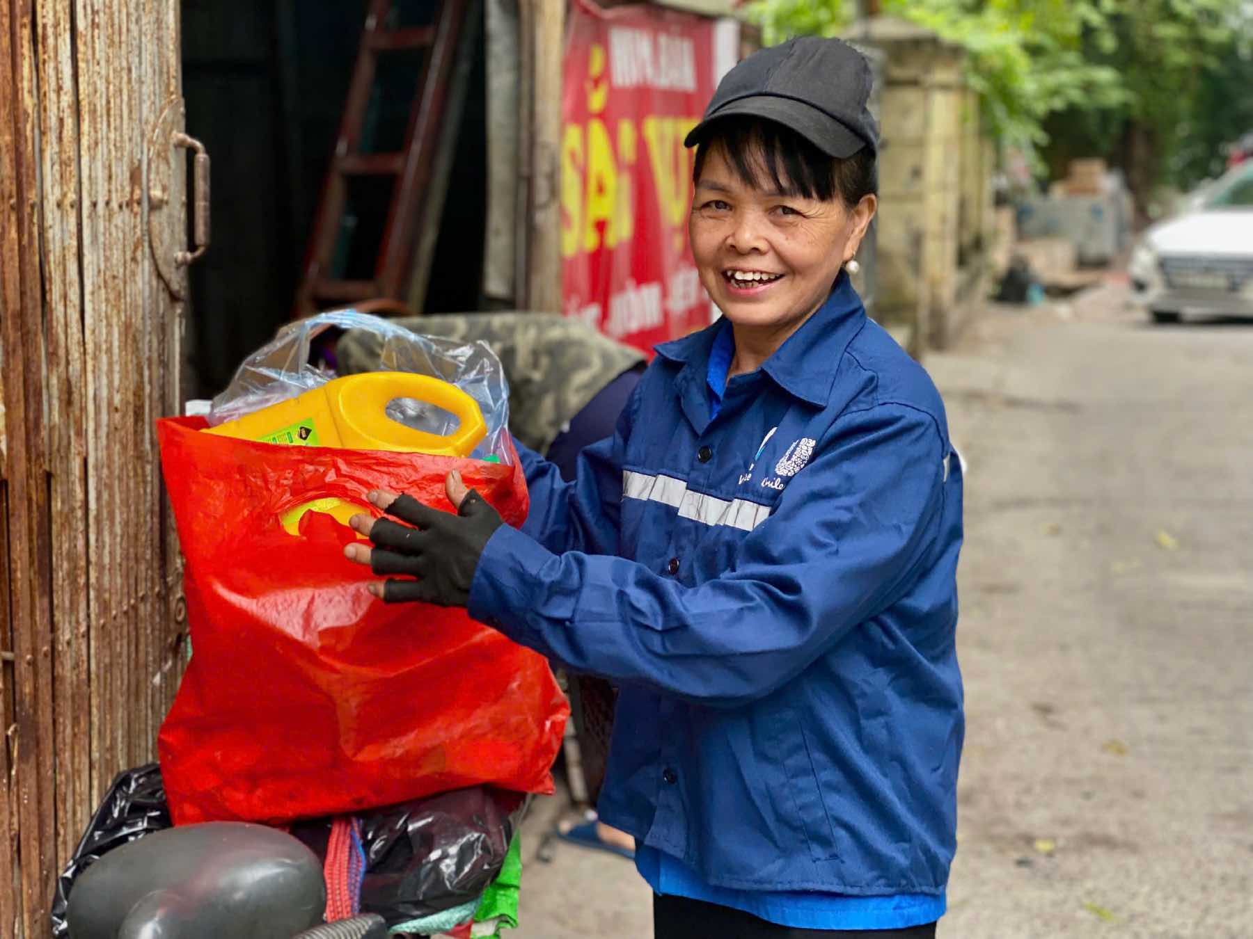 Ms. Tran Thi Hoa is one of the "green female warriors" in Hanoi. Photo: Nhat Minh