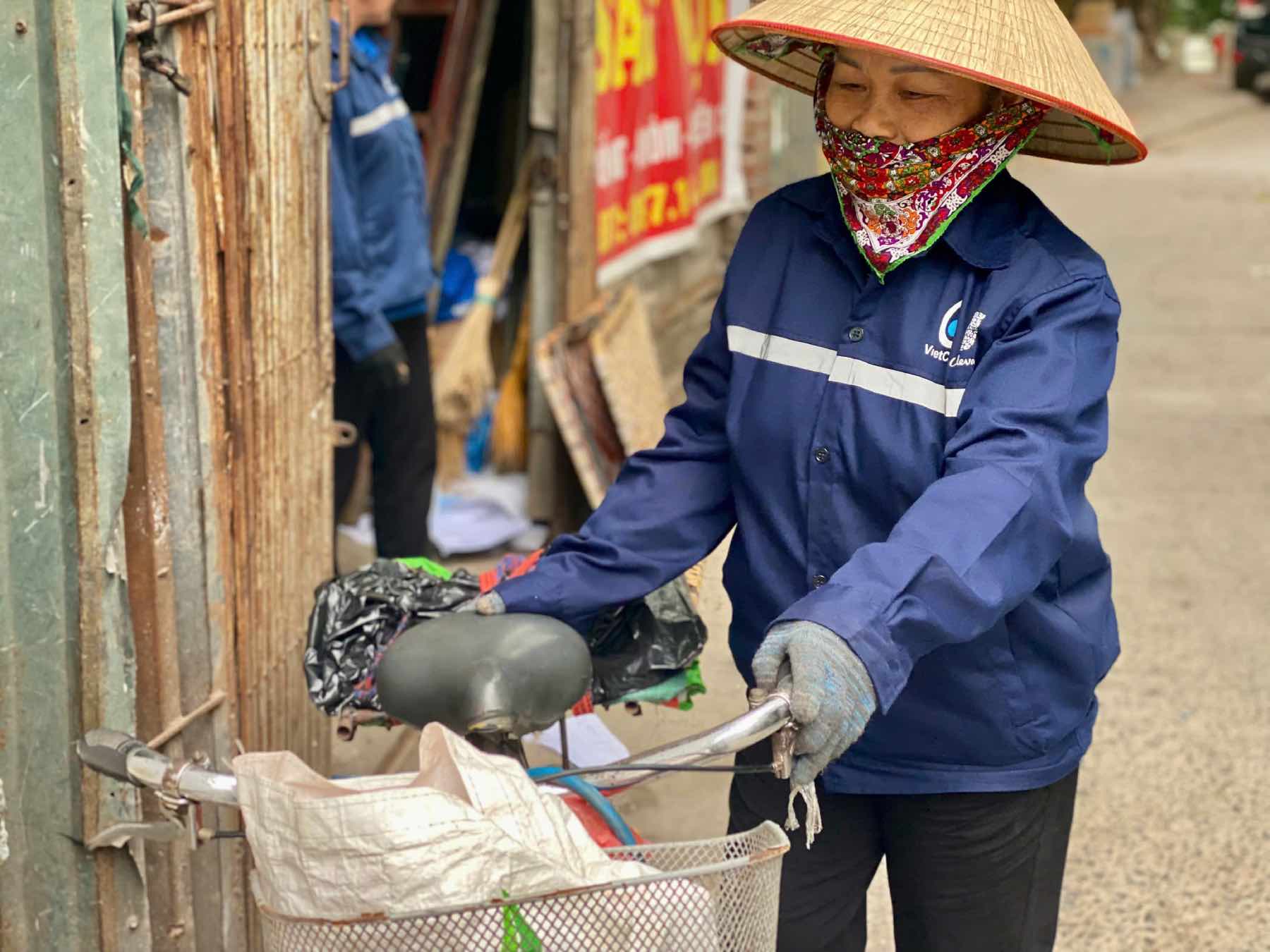 Tu khi tro thanh “chien binh xanh“, ba Luong cam thay vui ve va hanh phuc voi viec luom ve chai hon. Anh: Nhat Minh