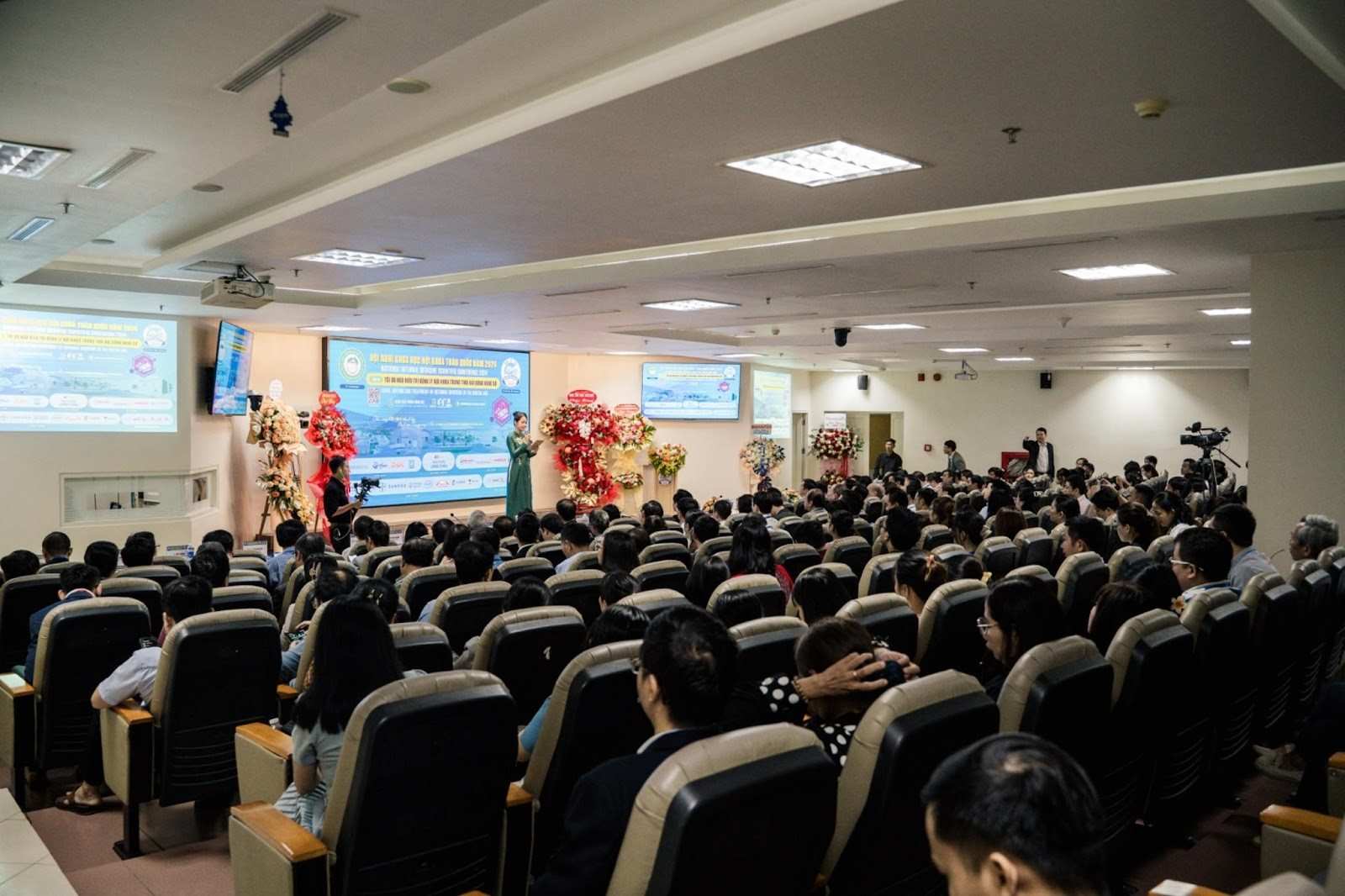 The conference attracted more than 700 delegates, guests, domestic and international experts in the field of Internal Medicine. Photo: FPT Long Chau