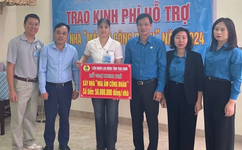 Leaders of Thai Binh Provincial Federation of Labor and Industry and Trade Union presented funds to support house construction for union member Bui Thi Ngoc Kim. Photo: Ba Manh
