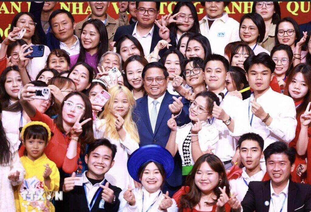 Prime Minister Pham Minh Chinh with the Vietnamese community in Yunnan province, China. Photo: VNA