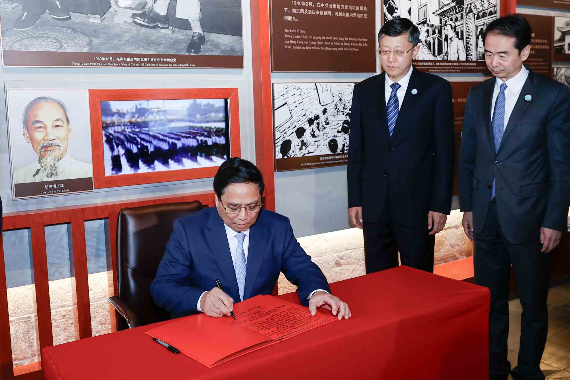 Politburo member and Prime Minister Pham Minh Chinh signs the memorial book at the President Ho Chi Minh relic site in Yunnan, China. Photo: VGP