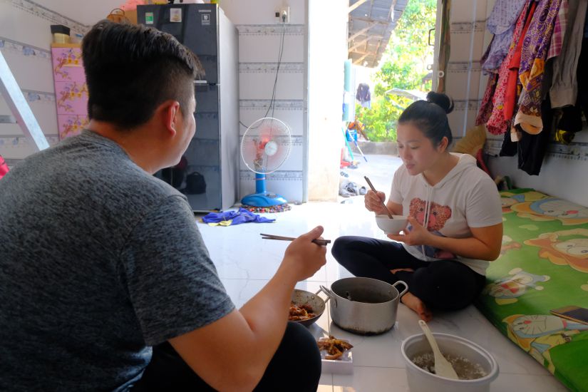 With self-management teams, workers in boarding houses can live and work with peace of mind. Photo: My Ly