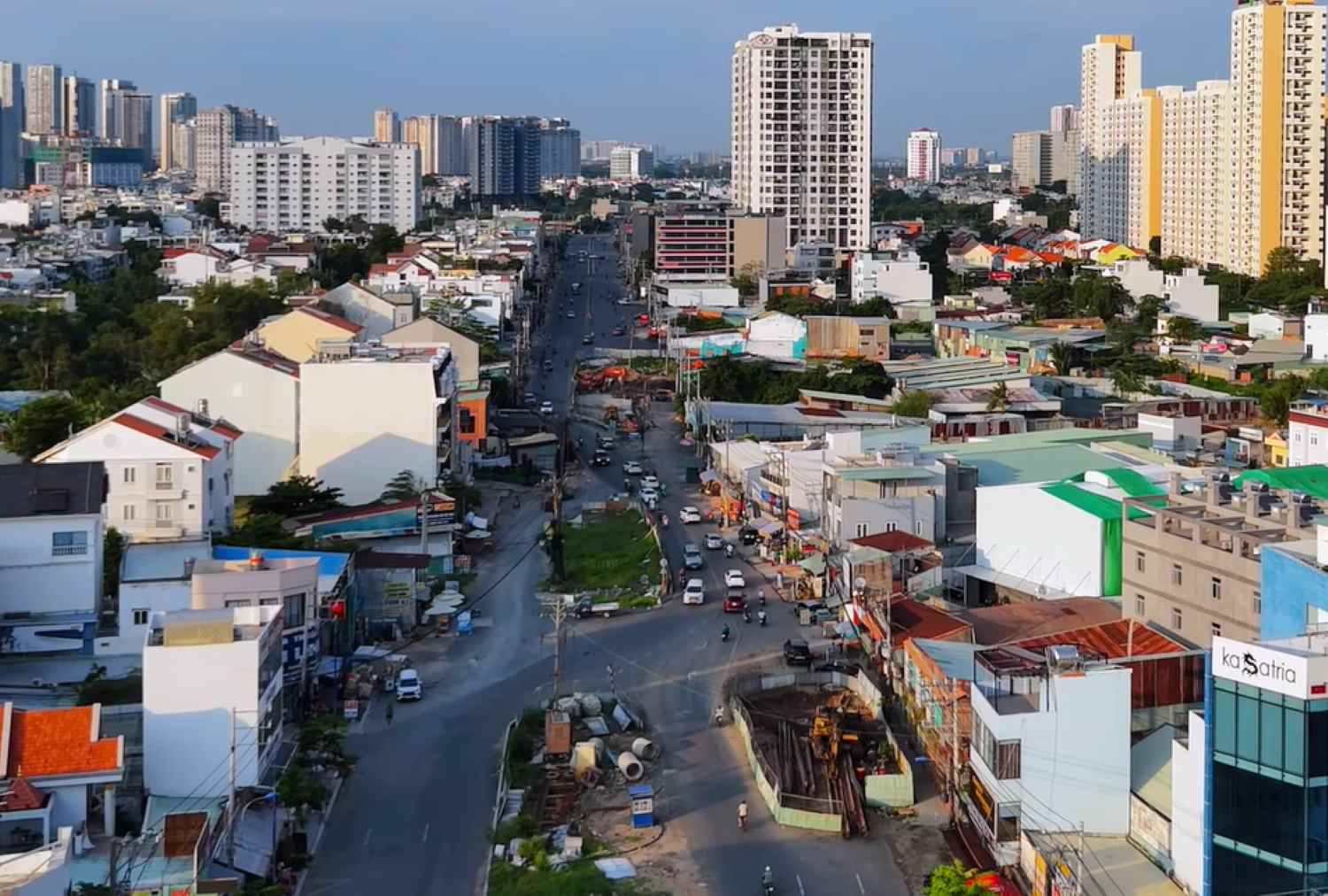 Duong Luong Dinh Cua (TP Thu Duc, TPHCM) doan gan nut giao Tran Nao bi gap khuc do vuong mat bang. Anh: Minh Quan