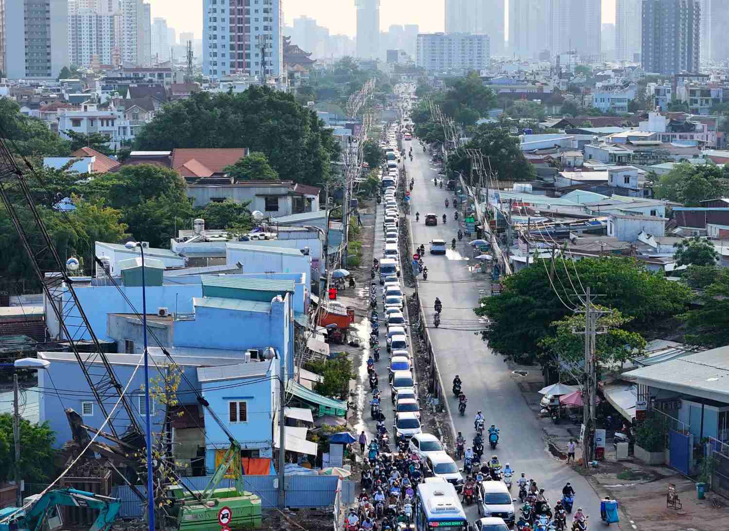 Cars lined up on Luong Dinh Cua Street (section from Nguyen Hoang to An Phu intersection, Thu Duc City). Photo: Minh Quan
