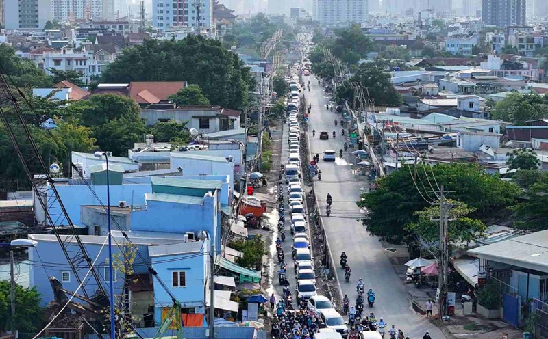 Cars lined up on Luong Dinh Cua Street (section from Nguyen Hoang to An Phu intersection, Thu Duc City). Photo: Minh Quan