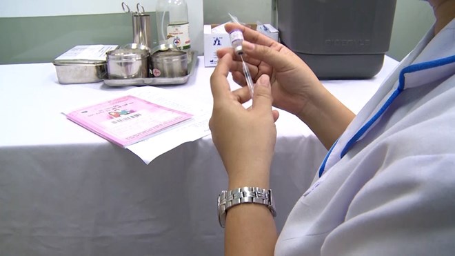 Measles vaccination for children. Illustration: Nguyen Ly