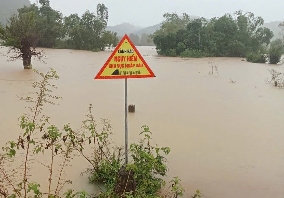 Heavy rain caused many roads in Quang Binh to be flooded. Photo: N. Bang