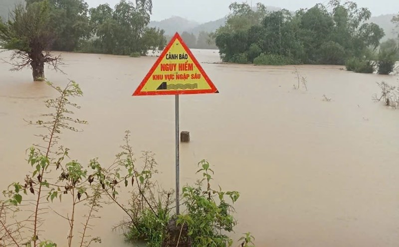 Heavy rain caused many roads in Quang Binh to be flooded. Photo: N. Bang