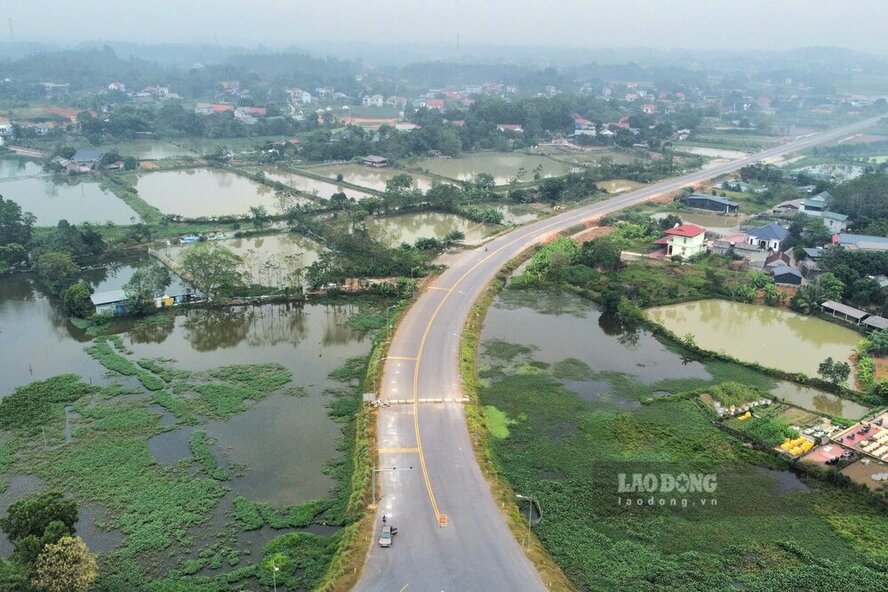 Đoạn đường dài 1,2km không đi qua trung tâm xã Hà Thạch. Ảnh: Tô Công.