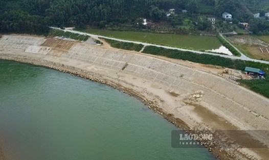 Bờ kè tiền tỉ chống sạt lở qua sông Lô ở Tuyên Quang vẫn ngổn ngang. Ảnh: Nguyễn Hoàn.