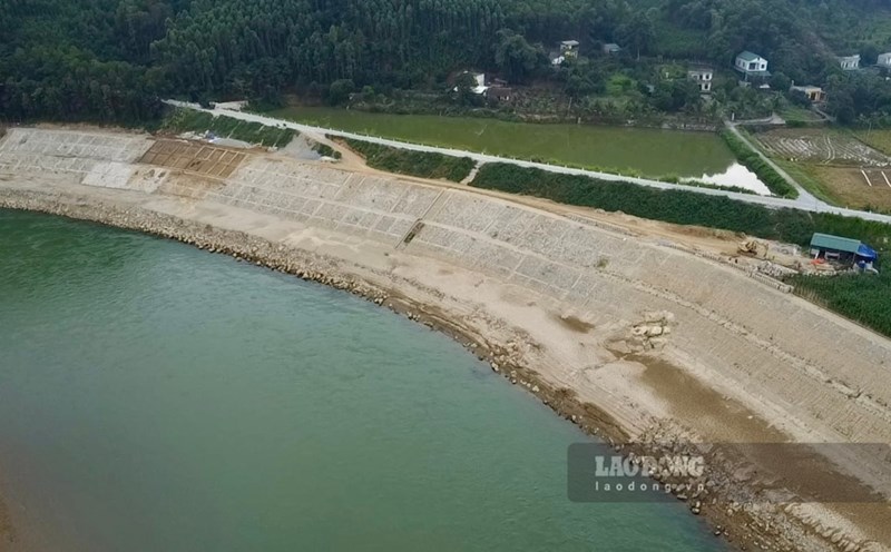 The billion-dollar embankment to prevent landslides across the Lo River in Tuyen Quang is still in disarray. Photo: Nguyen Hoan.