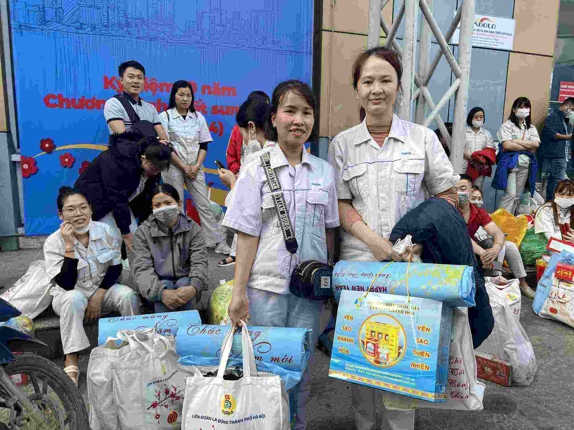 Union members and workers shop at the 2024 Giap Thin Trade Union Tet Market organized by the Hanoi City Labor Federation. Photo: Kieu Vu
