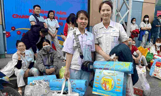Đoàn viên, người lao động mua sắm tại Chợ Tết Công đoàn Giáp Thìn 2024 do LĐLĐ Thành phố Hà Nội tổ chức. Ảnh: Kiều Vũ