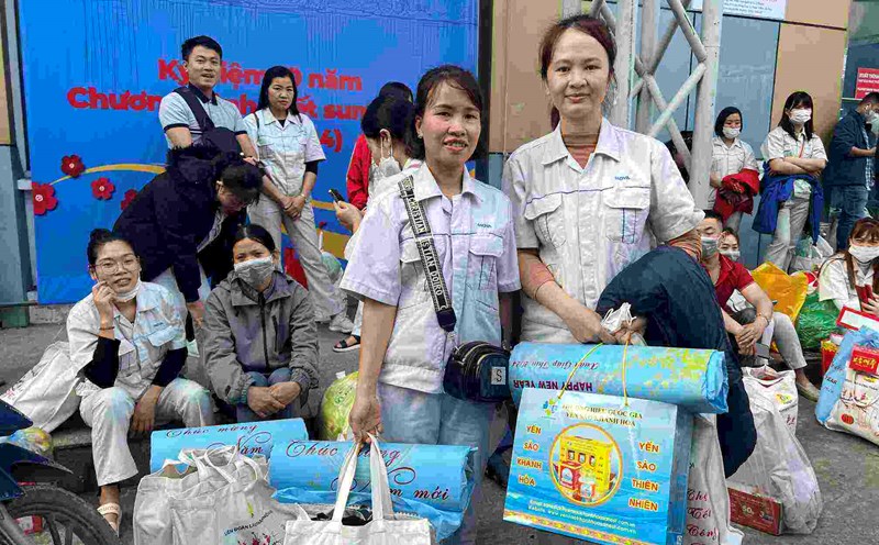 Union members and workers shop at the 2024 Giap Thin Trade Union Tet Market organized by the Hanoi City Labor Federation. Photo: Kieu Vu