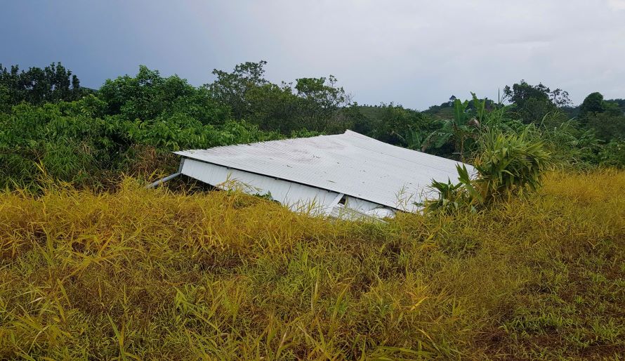 Nha dan bi hu hong sau khi co mua lon kem loc xoay. Anh: Bao Lam