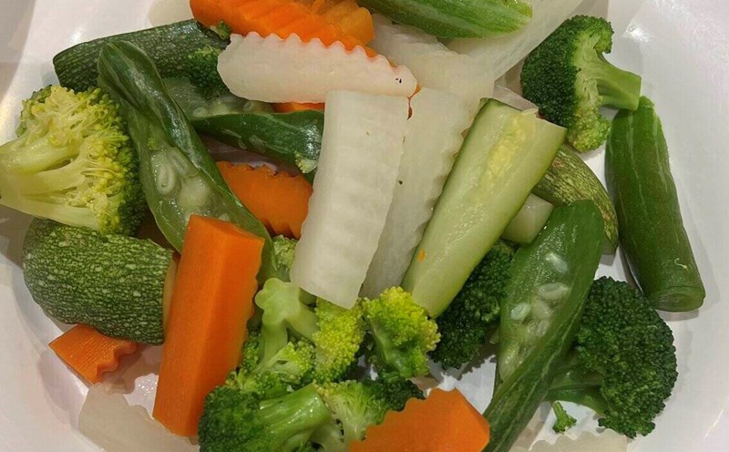 Eating boiled vegetables for breakfast can help lower blood sugar. Photo: Kieu Vu