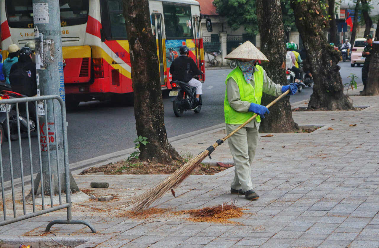 Khu vuc ben ngoai khuon vien cung thuong xuyen duoc quet don sach se.