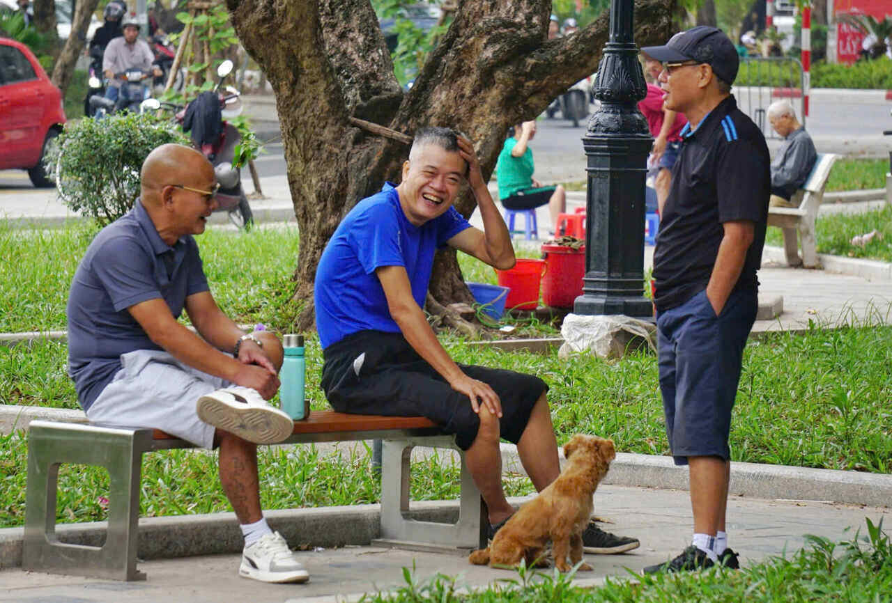 Sau khi duoc cai tao sach dep hon, noi day thu hut kha dong nguoi dan toi tap the duc. Nguoi dan song trong khu vuc chung cam nhan, so voi truoc day, vuon hoa da sang sua, khong gian thoang mat va co nhieu cay xanh hon.