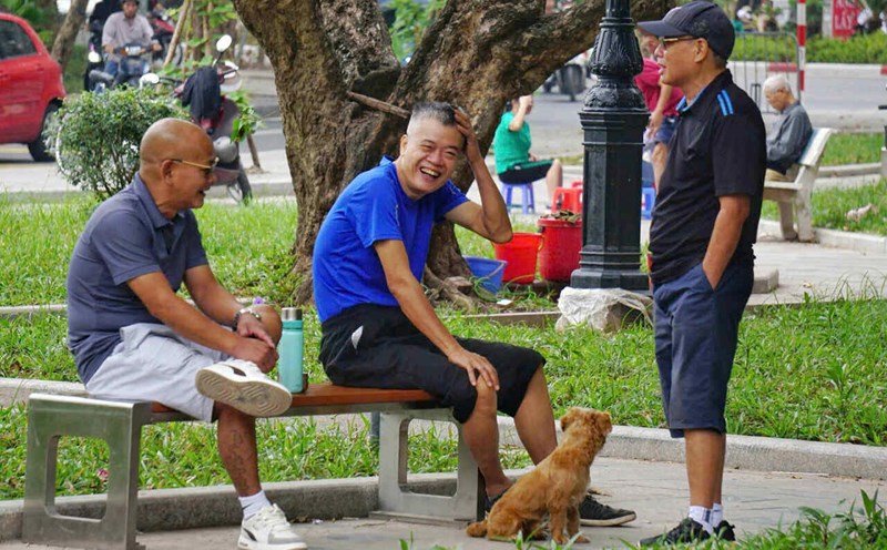After being renovated to be cleaner and more beautiful, this place attracts many people to exercise. People living in the common area feel that, compared to before, the flower garden is brighter, the space is more airy and has more trees.