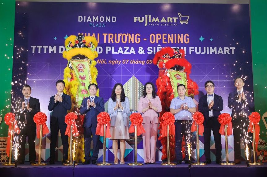 Cac dai bieu cat bang khai truong trung tam thuong mai cao cap Diamond Plaza va sieu thi FujiMart.