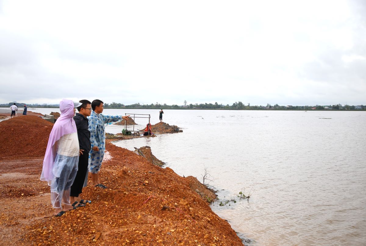 The road under construction turned into a dike, causing the fields to be flooded even though the rain had stopped. Photo: Hung Tho.