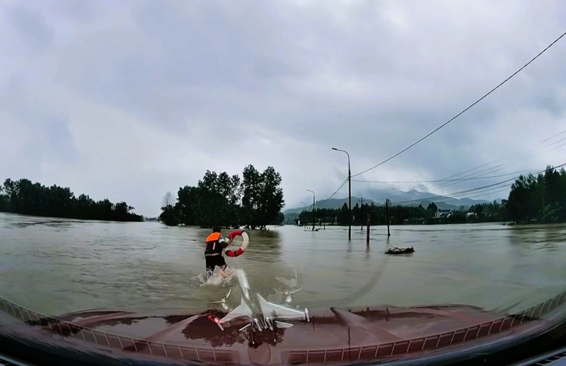 Mot nguoi dan chung kien vu viec da no luc ung cuu nhung danh bat luc vi nuoc dang cao, chay xiet. Anh cat tu clip, nguon: Nuoc Viet