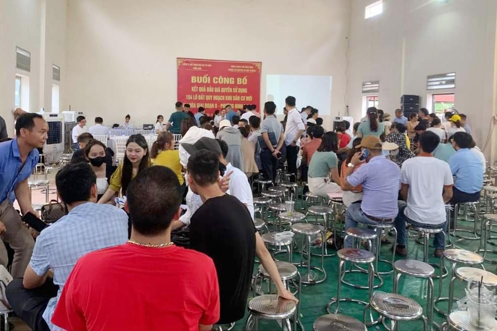 Real estate investors participate in the auction of 92 land lots in Ninh Phuc commune, Ninh Binh city. Photo: Nguyen Truong