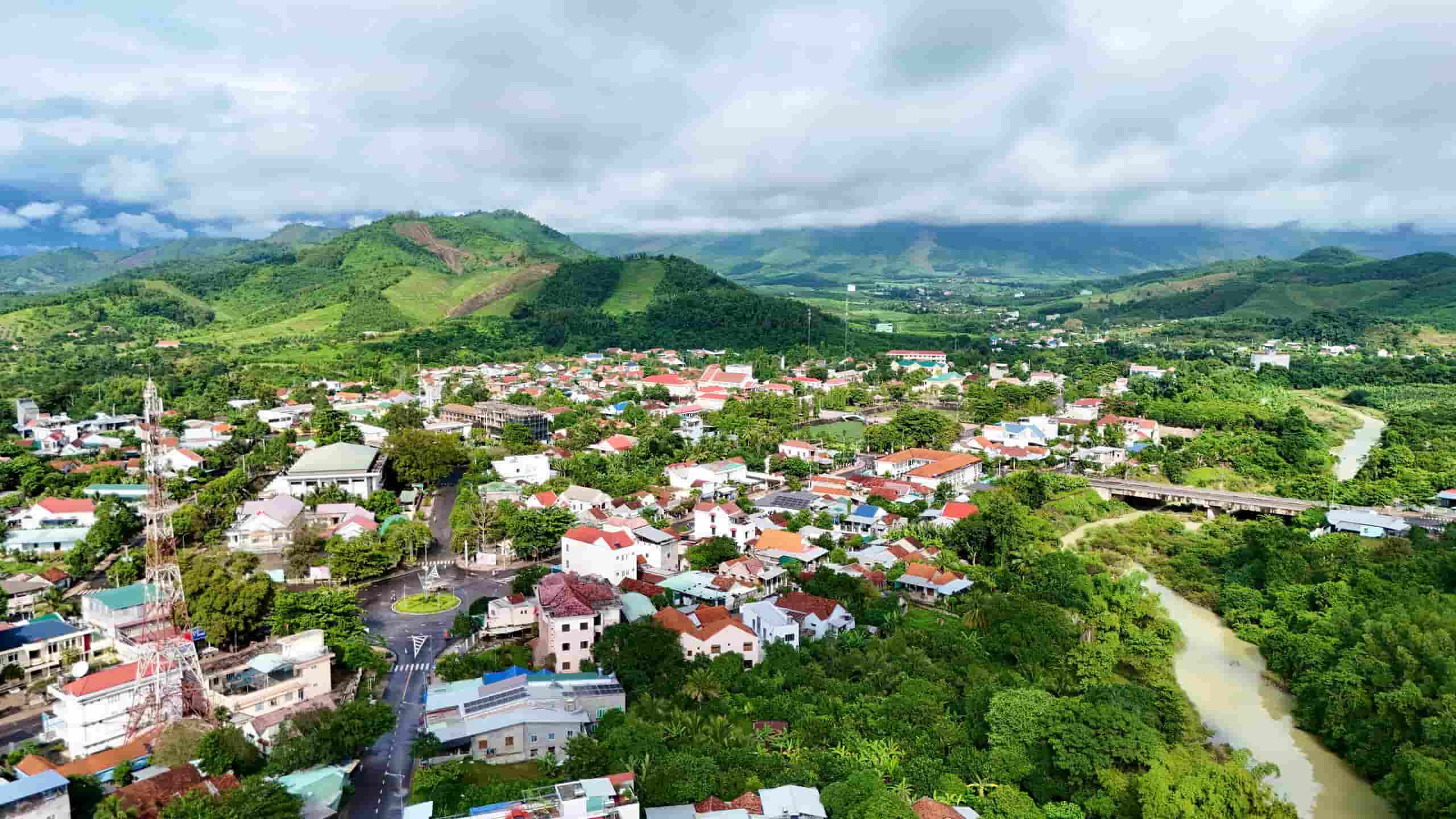 Khanh Vinh district is planned to become a small ecological urban area in the mountains and forests in the future. Photo: The Tai