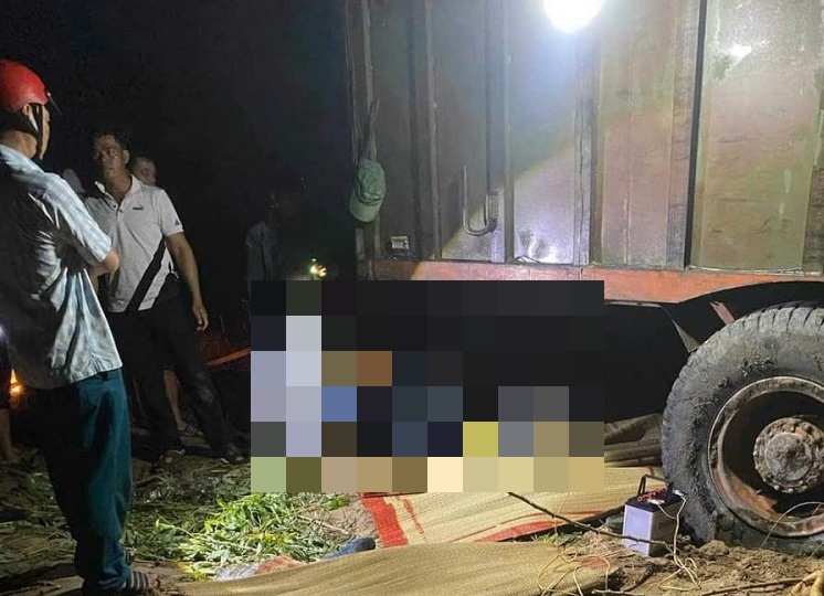 The scene of the incident where two people were crushed to death while taking shelter from the rain under a tractor. Photo: Bao Trung