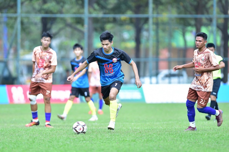 The two football teams of Thu Dau Mot city and Dau Tieng district in the match taking place on November 3 at the Binh Duong Football Championship 2024. Photo: Organizing Committee