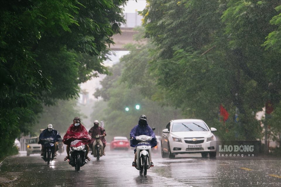 Thoi tiet Bac Bo va Trung Bo da chuyen lanh, nhieu noi co mua lon. Anh: LDO