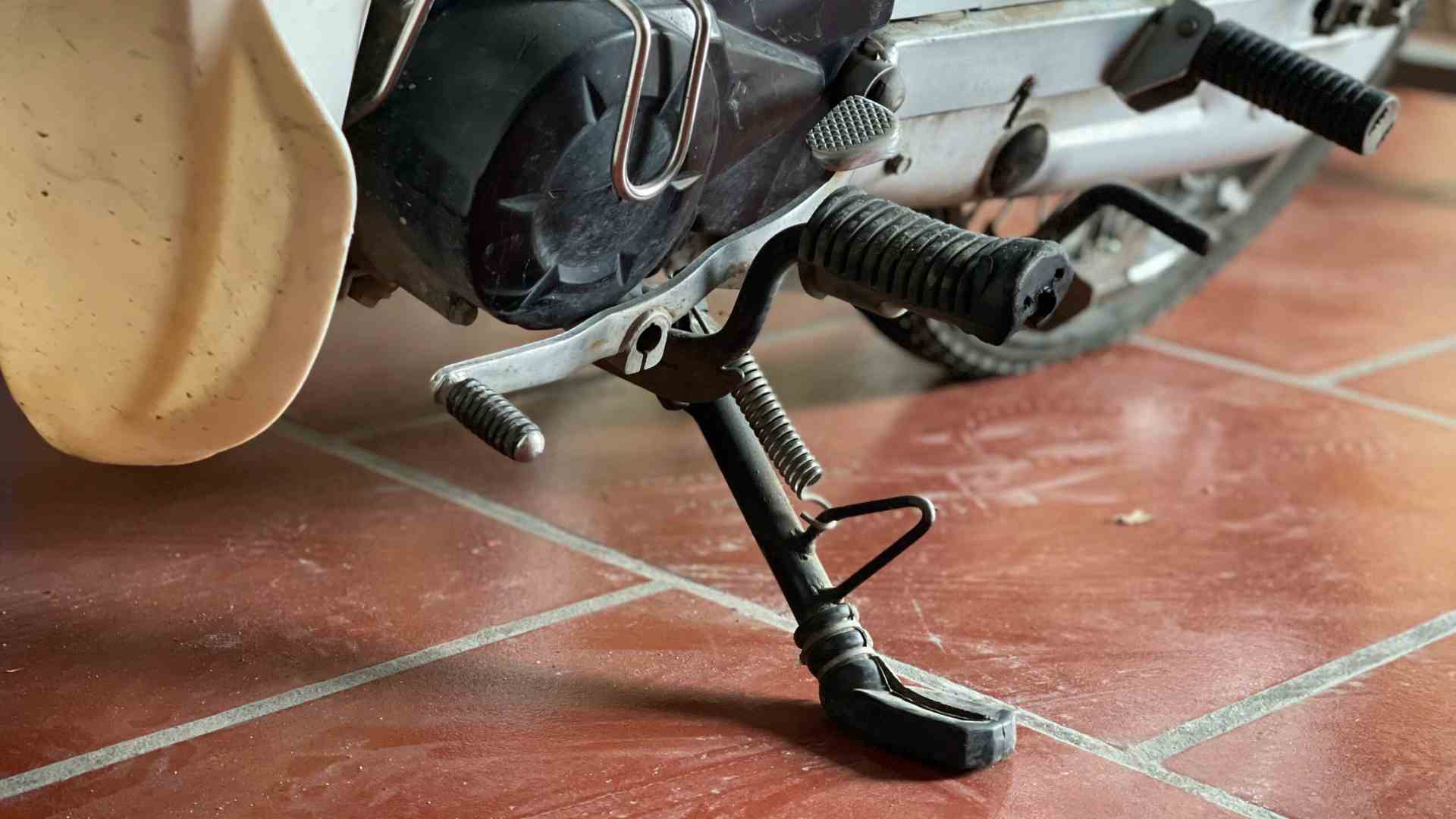 Avoiding a few mistakes when using a motorcycle kickstand helps ensure user safety. Photo: Ngoc Diep