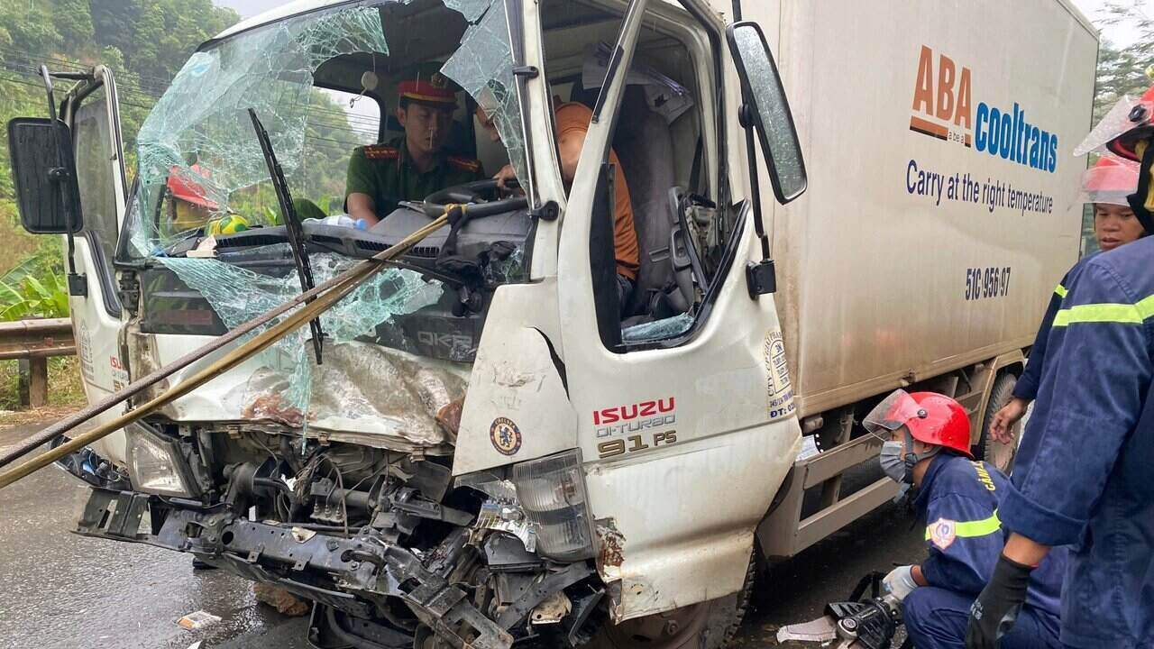 The scene of the accident on Highway 6 that left the driver stranded. Photo: Son La Police.