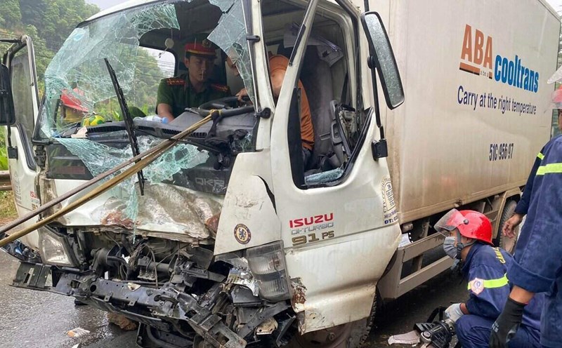 The scene of the accident on Highway 6 that left the driver stranded. Photo: Son La Police.