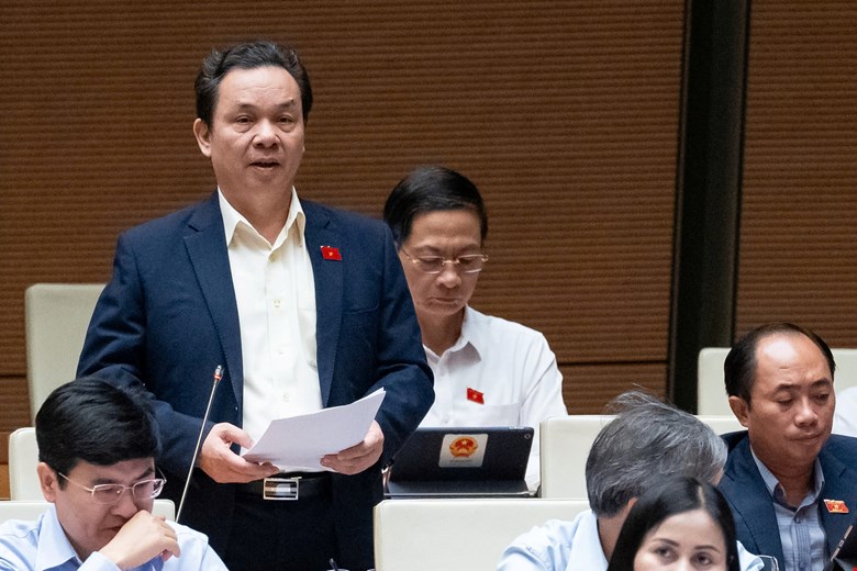 Delegate Hoang Van Cuong discusses the draft Law on Public Investment (amended). Photo: Pham Thang