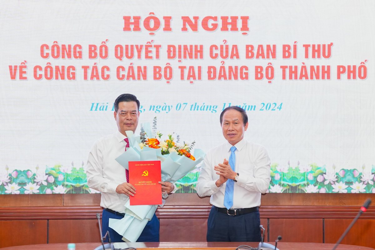 Bi thu Thanh uy Le Tien Chau trao quyet dinh va tang hoa cho ong Pham Van Thep. Anh: Cong TTDT Hai Phong