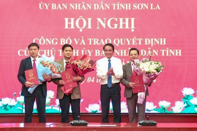 Vice Chairman of Son La Provincial People's Committee Le Hong Minh presented the decision on personnel transfer and appointment. Photo: Son La Newspaper