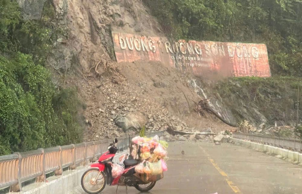People traveling on Truong Son Dong road were lucky to escape death when rocks collapsed and fell onto the road. Photo: Thanh Tuan