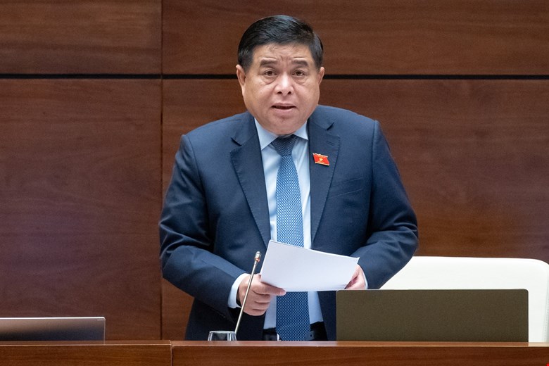 Minister of Planning and Investment Nguyen Chi Dung reports and explains delegates' opinions on the draft Law on Public Investment (amended). Photo: Pham Thang