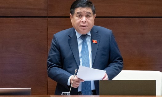 Bộ trưởng Bộ Kế hoạch và Đầu tư Nguyễn Chí Dũng báo cáo giải trình ý kiến đại biểu về dự án Luật Đầu tư công (sửa đổi). Ảnh: Phạm Thắng