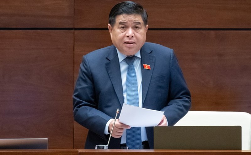 Minister of Planning and Investment Nguyen Chi Dung reports and explains delegates' opinions on the draft Law on Public Investment (amended). Photo: Pham Thang