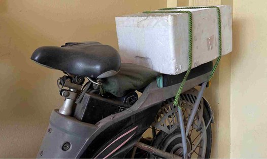 Khi sử dụng xe máy điện, xe đạp điện để chở hàng, người dùng nên nhớ một vài lưu ý để đảm bảo an toàn. Ảnh minh họa: Ngọc Diệp