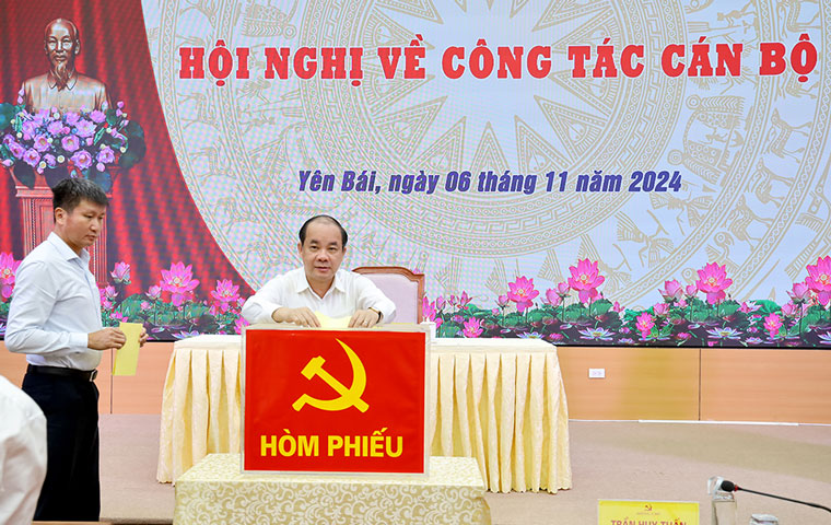 Cac dai bieu bo phieu bau Bi thu Tinh uy Yen Bai, nhiem ky 2020 - 2025. Anh: Manh Cuong