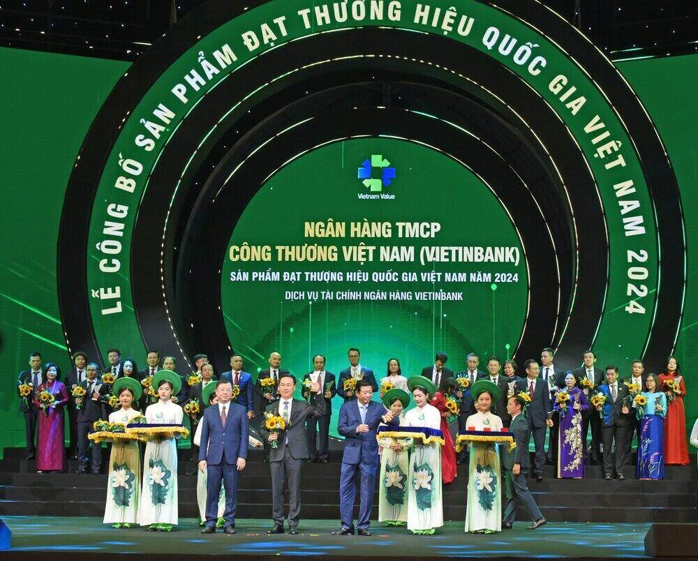 Ong Le Thanh Tung - Thanh vien HDQT VietinBank nhan vinh danh Thuong hieu Quoc gia Viet Nam nam 2024. Ảnh: VietinBank