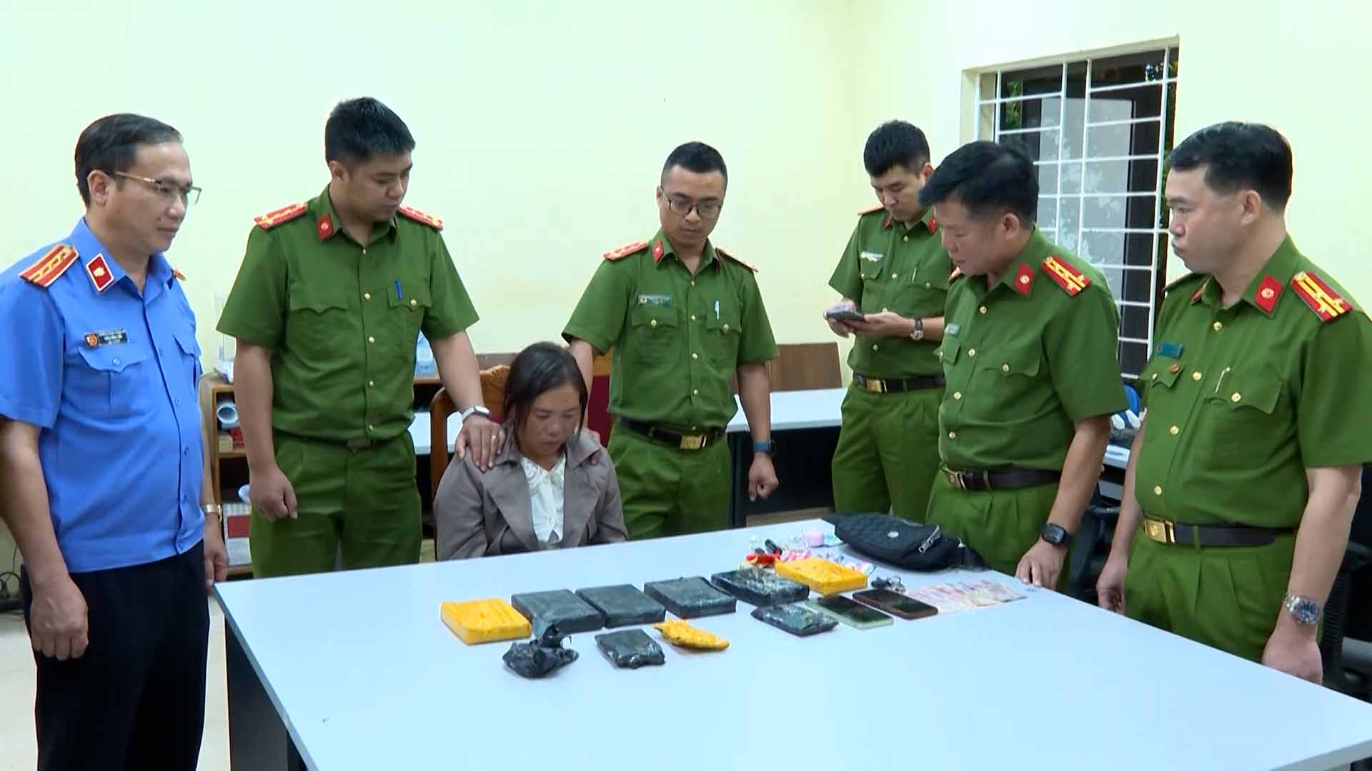 Arrested 3 drug traffickers with 6 heroin cakes