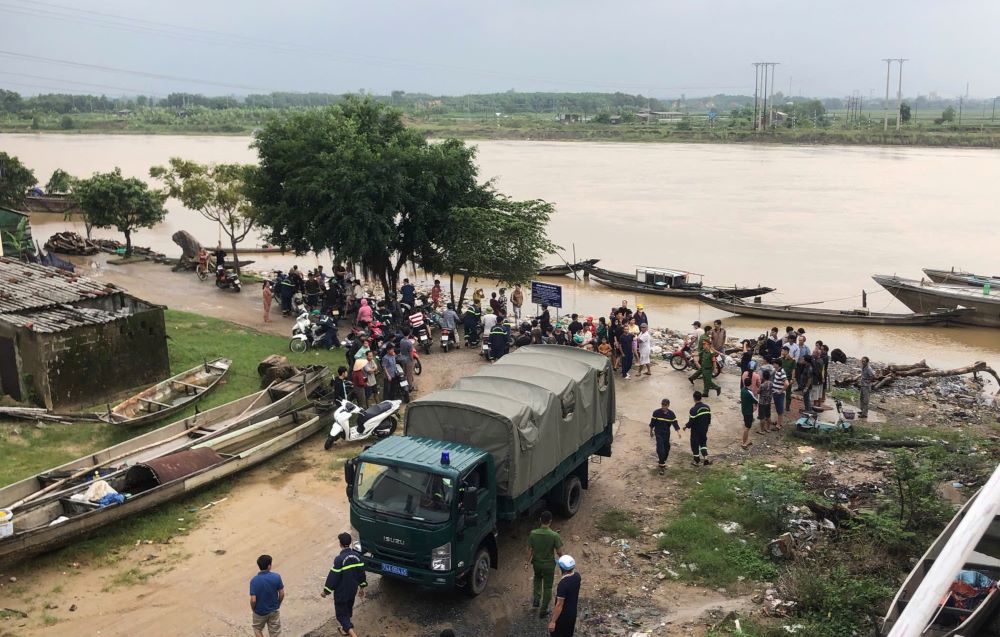 Forces deployed to search for woman who committed suicide in the river. Photo: H.Nguyen.