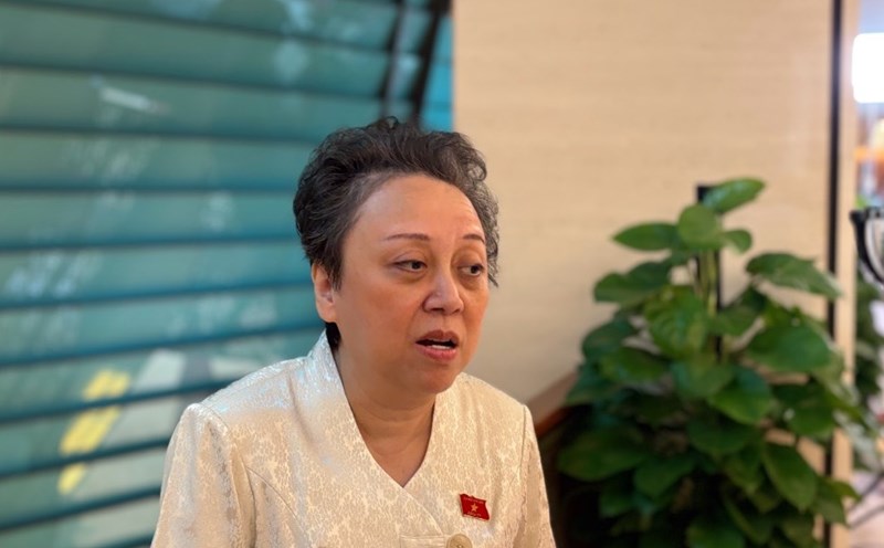 National Assembly Representative Pham Khanh Phong Lan (Ho Chi Minh City Delegation) grieved and sympathized with the family of the girl who was fatally stabbed by a group of racers. Photo: Bao Han