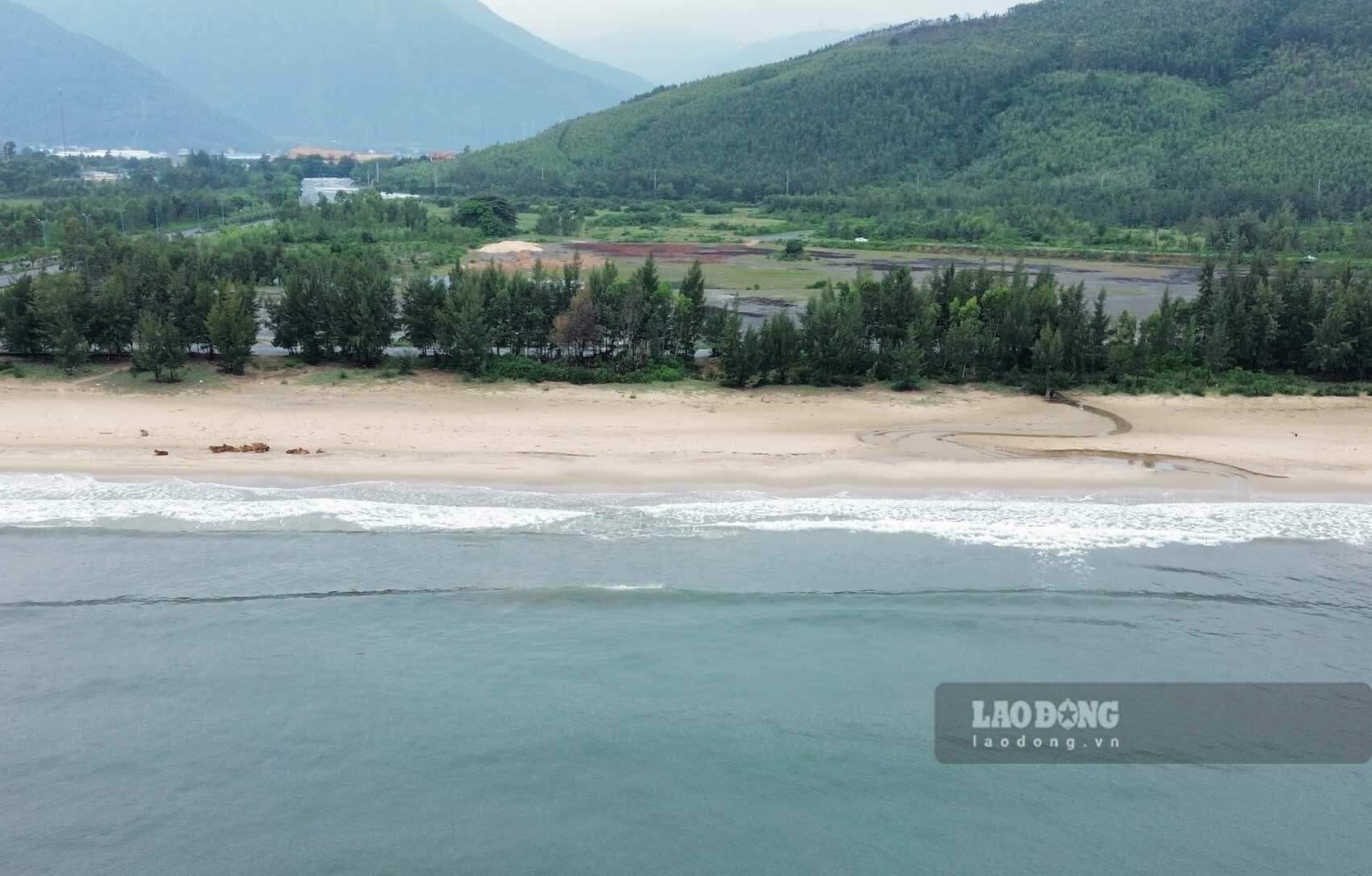 People in Quang Dong commune want to keep the beach to make a living. Photo: Cong Sang